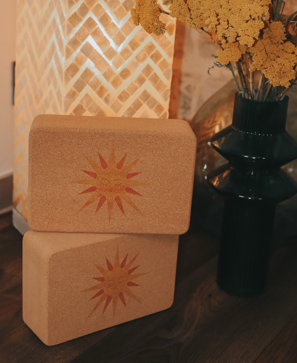 Brique de yoga en liège FSC Salutation au soleil par Amsome