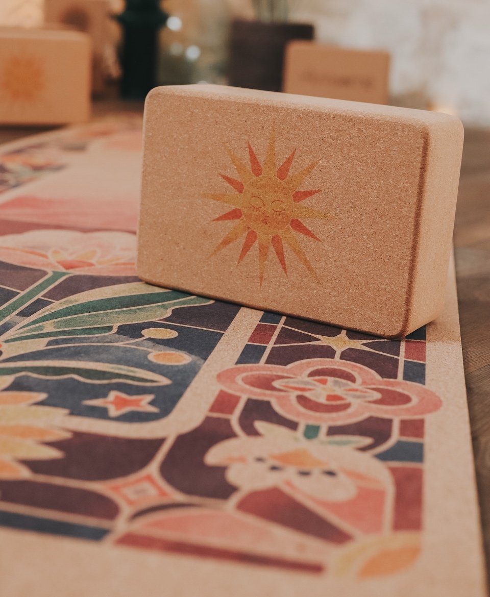 Brique de yoga en liège FSC Salutation au soleil par Amsome