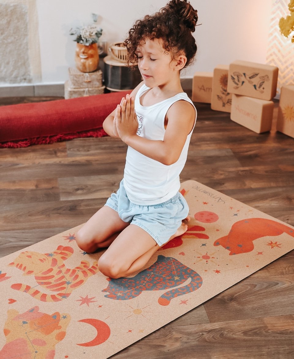Tapis de yoga enfant – Chats galactiques par Amsome en liège et caoutchouc naturel