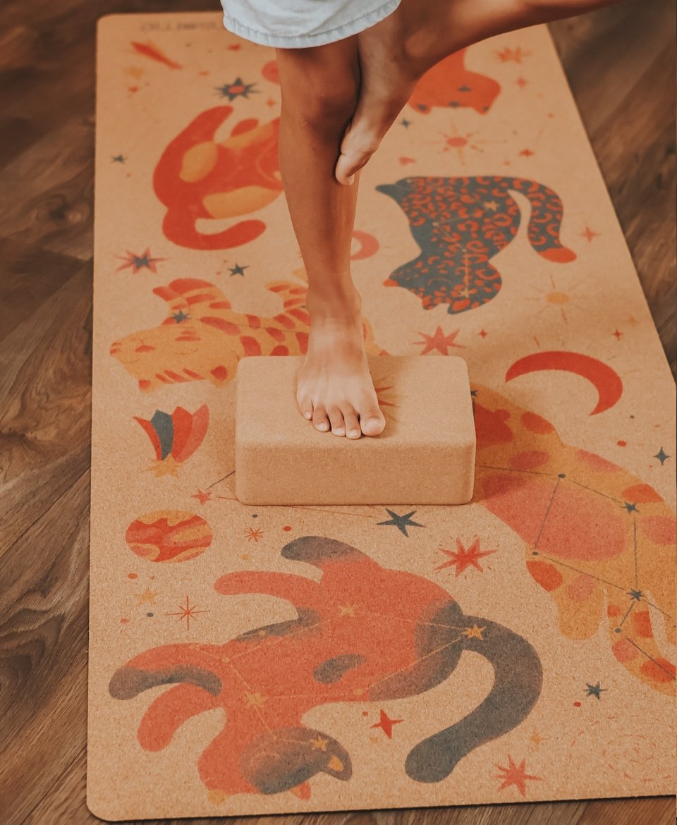 Tapis de yoga enfant – Chats galactiques par Amsome en liège et caoutchouc naturel