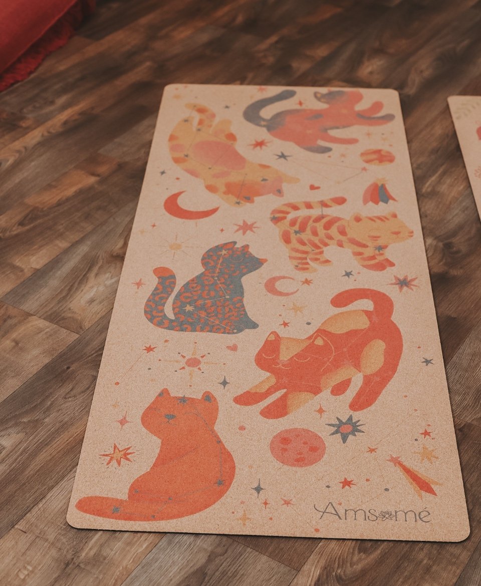 Tapis de yoga enfant – Chats galactiques par Amsome en liège et caoutchouc naturel