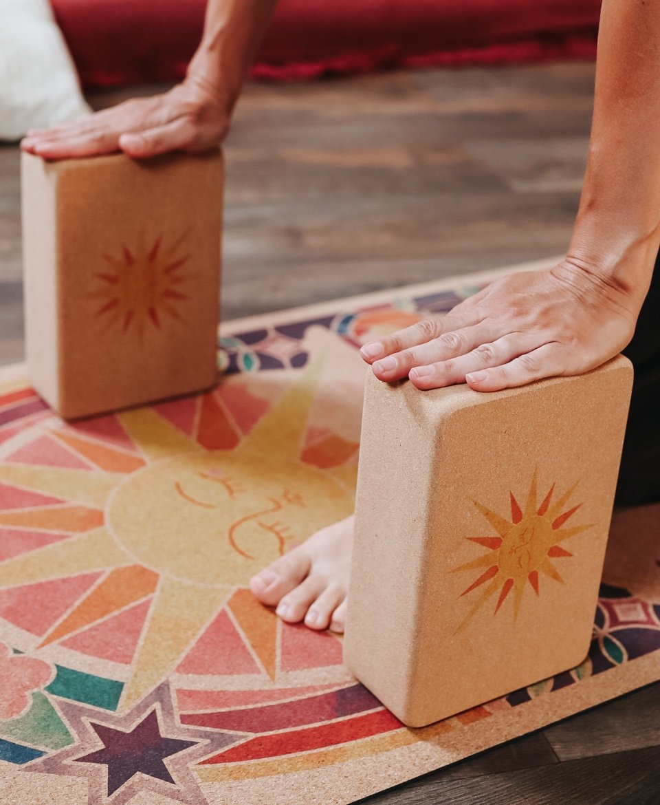 Tapis de yoga et brique Salutation au soleil par Amsome en liège antidérapant