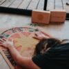 Tapis de yoga et brique Salutation au soleil par Amsome en liège antidérapant