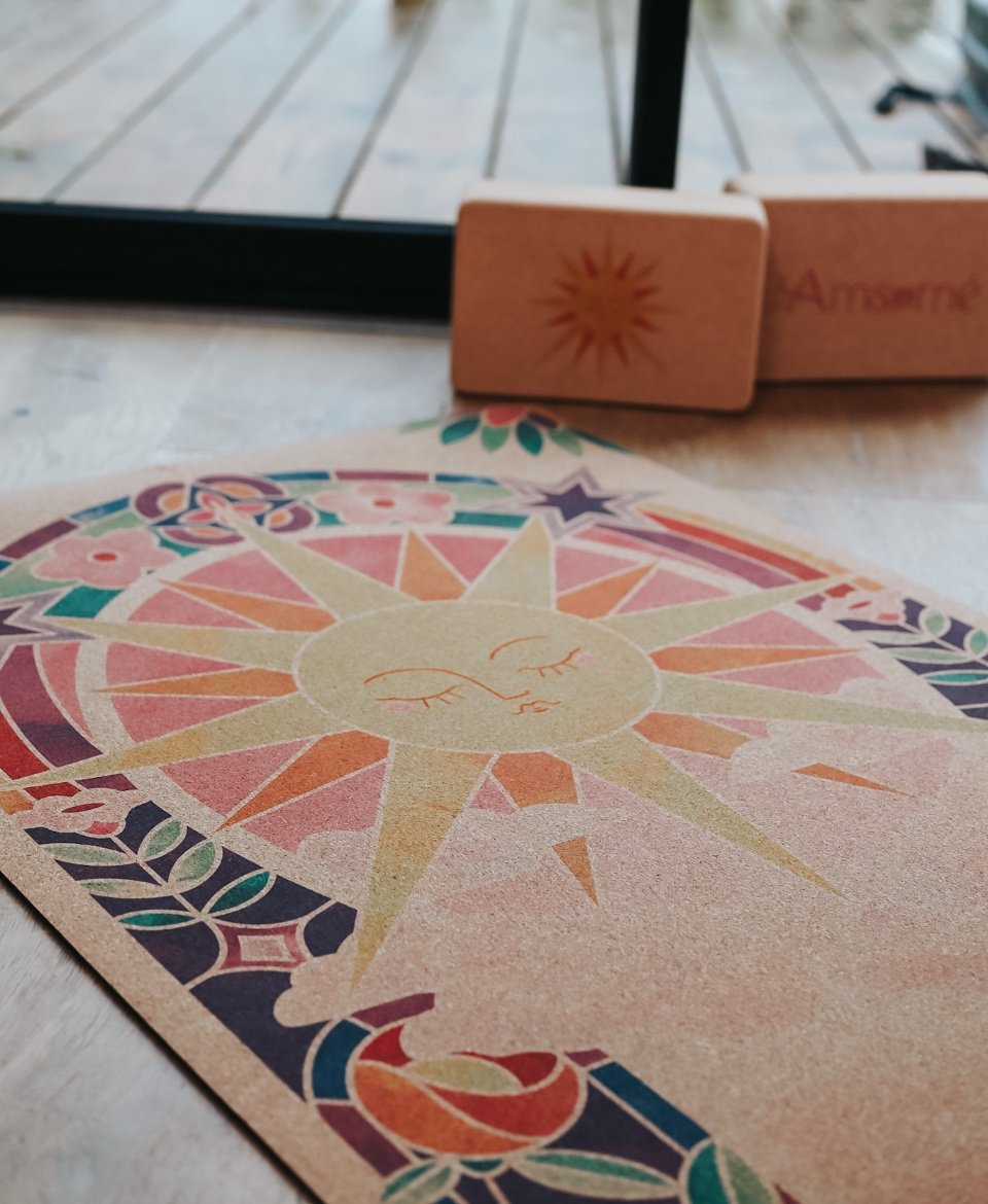Tapis de yoga et brique Salutation au soleil par Amsome en liège antidérapant