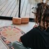Tapis de yoga et brique Salutation au soleil par Amsome en liège antidérapant