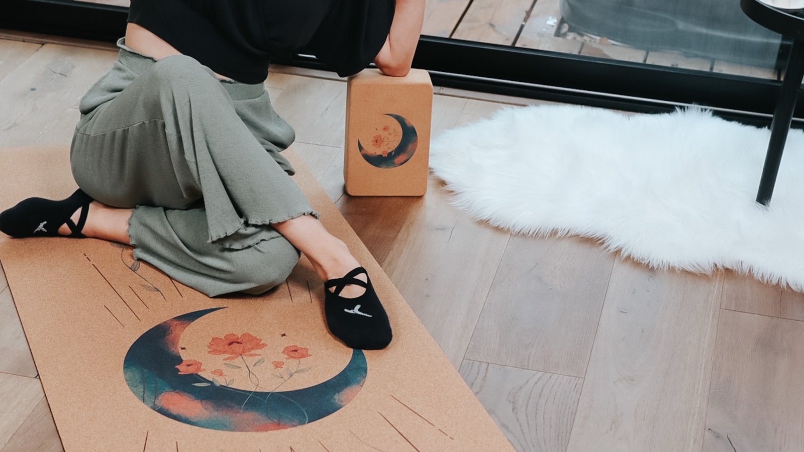 Pratique sur un tapis de yoga en liège posé sur un parquet