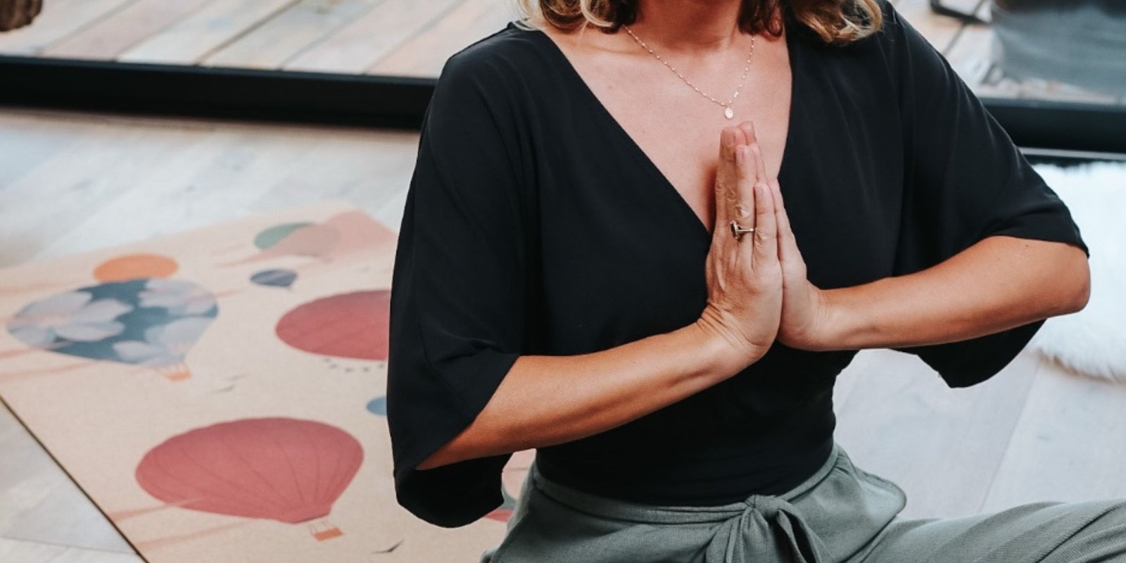 geste namaste yoga femme tapis anjali mudra signification