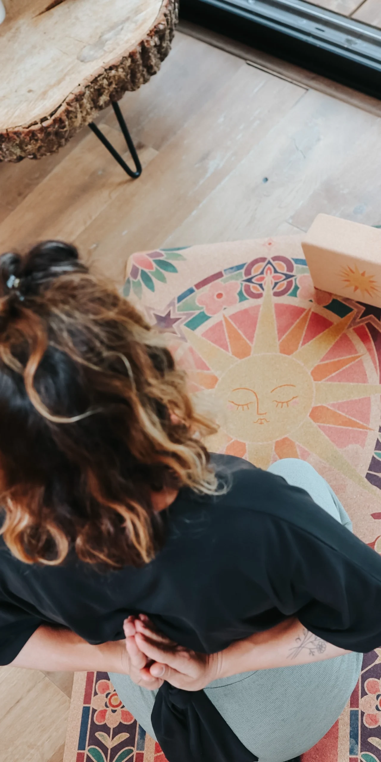 Une pratique de yoga dans la lumière naturelle, sur un tapis Amsomé en liège